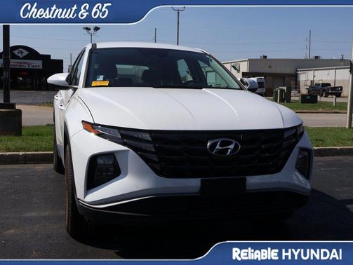 White Pearl 2024 Hyundai TUCSON SE