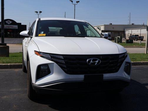 White Pearl 2024 Hyundai TUCSON SE