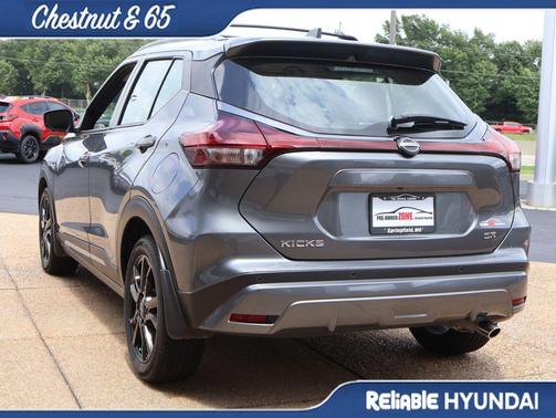 Gun Metallic 2024 Nissan Kicks SR