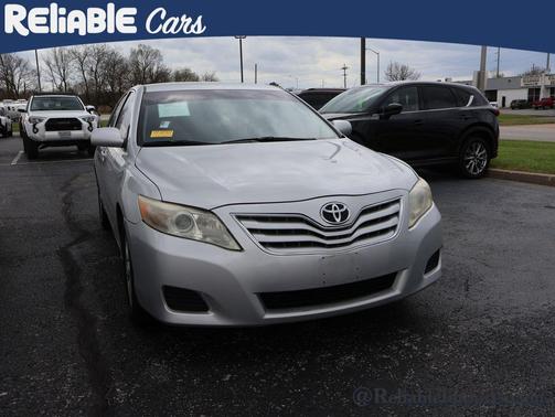 Classic Silver 2011 Toyota Camry SE