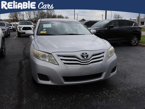 Classic Silver 2011 Toyota Camry SE