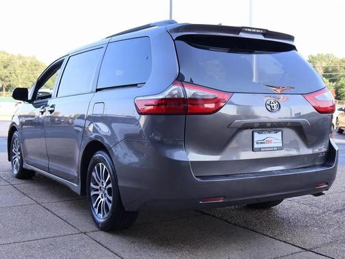 2020 Toyota Sienna XLE