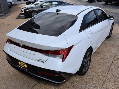 2025 Hyundai ELANTRA Limited