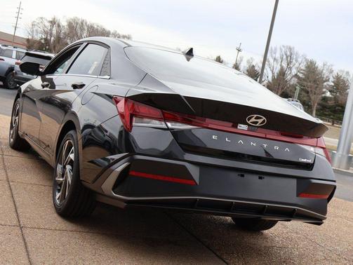 Abyss Black 2026 Hyundai ELANTRA Limited