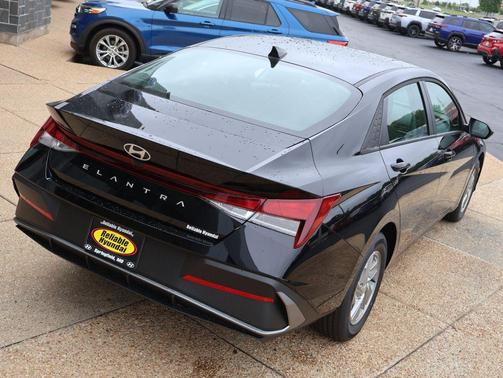 Abyss Black 2026 Hyundai ELANTRA SE