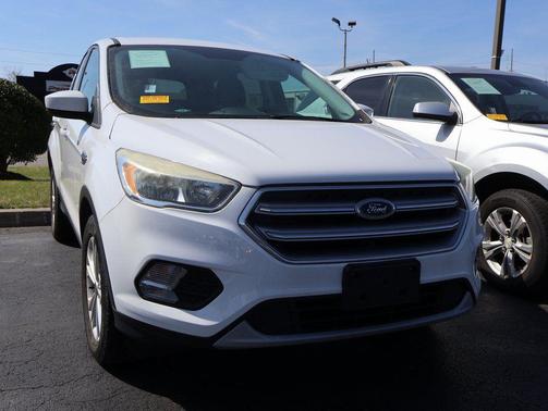 Oxford White 2017 Ford Escape SE