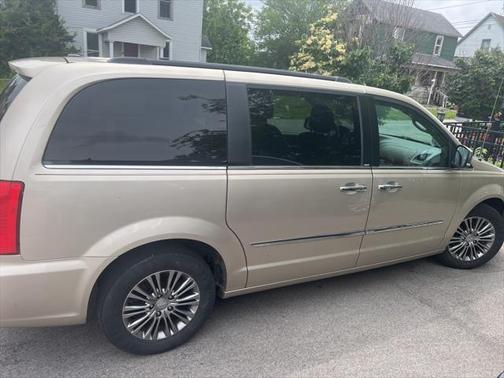 2014 Chrysler Town & Country Touring-L