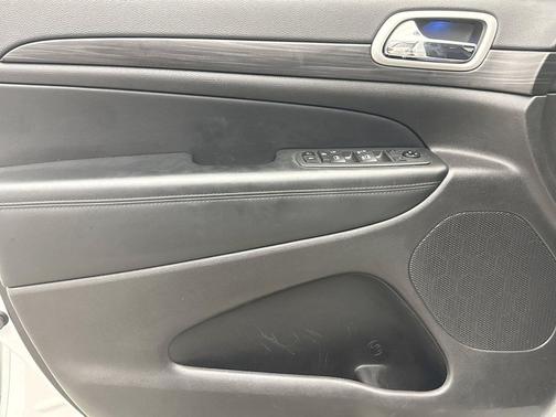 Bright White Clearcoat 2021 Jeep Grand Cherokee Laredo