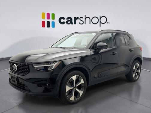 2023 Volvo XC40 B5 Plus Dark Theme