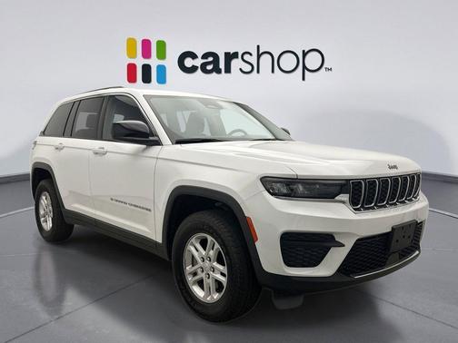 Bright White Clearcoat 2023 Jeep Grand Cherokee Laredo