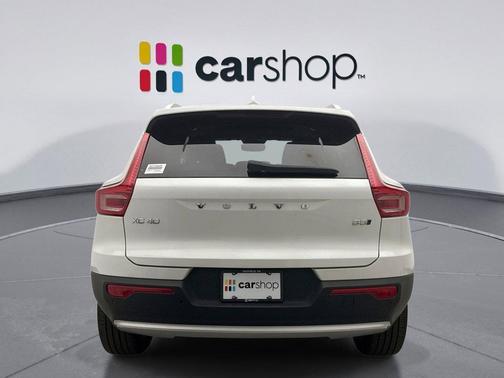 Crystal White 2025 Volvo XC40 B5 Core Bright Theme
