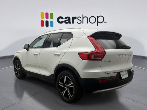 Crystal White 2025 Volvo XC40 B5 Core Bright Theme
