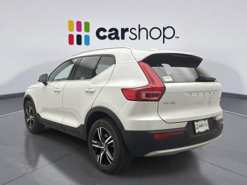Crystal White 2025 Volvo XC40 B5 Core Bright Theme