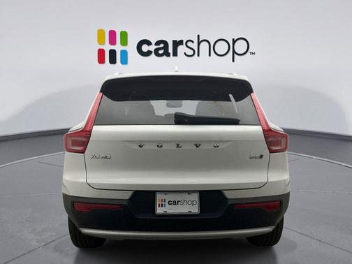 Crystal White 2025 Volvo XC40 B5 Core Bright Theme