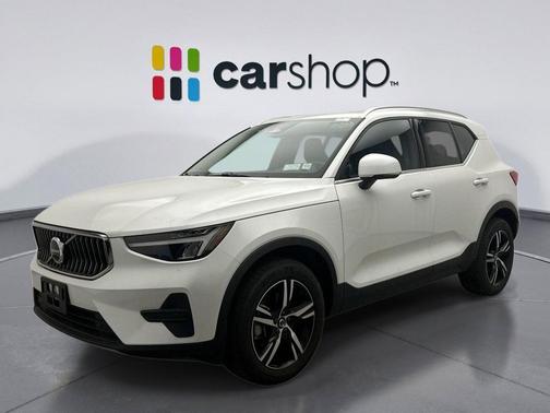 Crystal White 2025 Volvo XC40 B5 Core Bright Theme