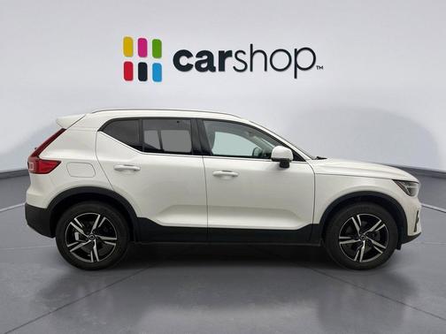 Crystal White 2025 Volvo XC40 B5 Core Bright Theme