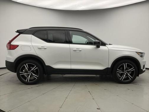 2022 Volvo XC40 T5 R-Design