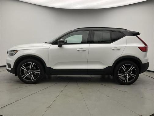 2022 Volvo XC40 T5 R-Design