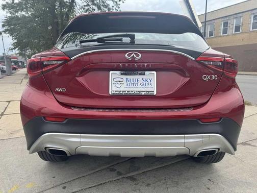 2017 INFINITI QX30 Premium