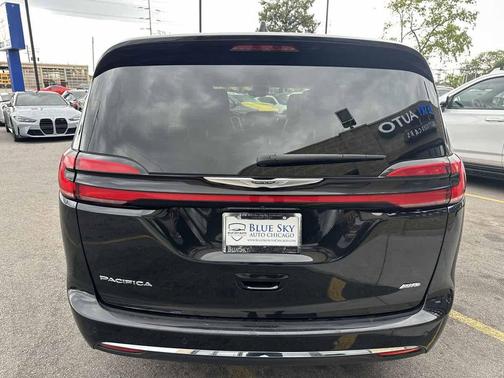 Brilliant Black Crystal Pearlcoat 2023 Chrysler Pacifica Touring L