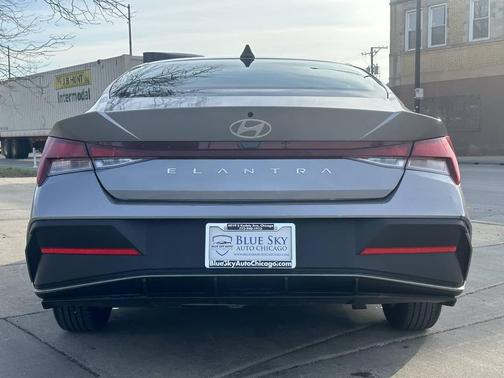 2025 Hyundai ELANTRA SE