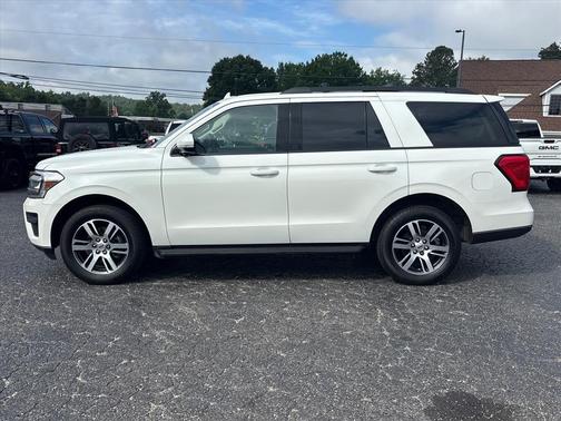 White 2023 Ford Expedition XLT