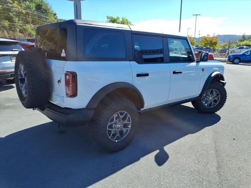 Oxford White 2025 Ford Bronco Badlands