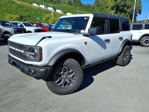 Oxford White 2025 Ford Bronco Badlands