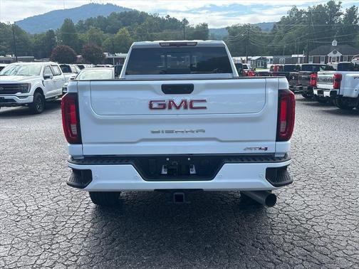 Summit White 2022 GMC Sierra 2500 AT4