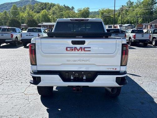 Summit White 2024 GMC Sierra 2500 AT4