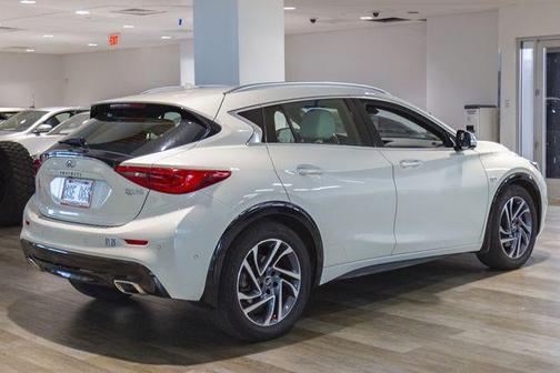 2017 INFINITI QX30 Premium