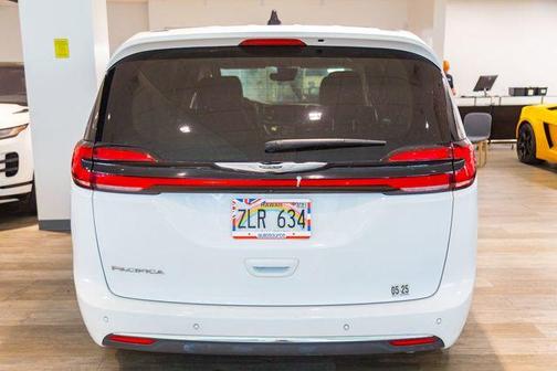 2023 Chrysler Pacifica Touring-L