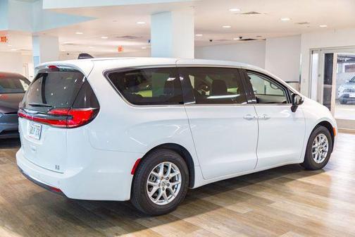 2023 Chrysler Pacifica Touring-L