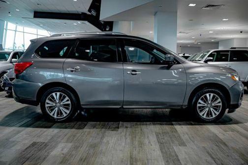 2017 Nissan Pathfinder SV