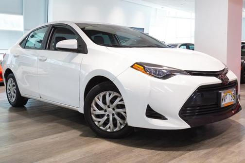 Super White 2018 Toyota Corolla SE