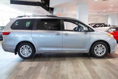 2017 Toyota Sienna XLE