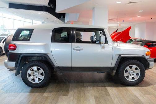 White / Titanium Metallic 2007 Toyota FJ Cruiser