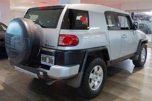 White / Titanium Metallic 2007 Toyota FJ Cruiser