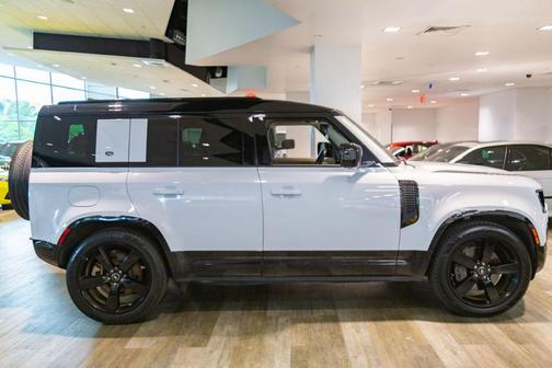 Yulong White 2023 Land Rover Defender 110 X-Dynamic SE