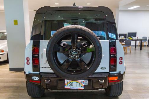 Yulong White 2023 Land Rover Defender 110 X-Dynamic SE