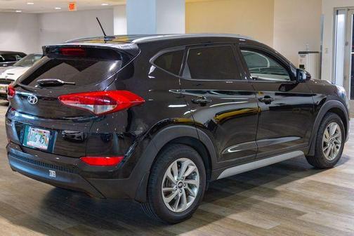 Black Noir Pearl 2017 Hyundai TUCSON SE