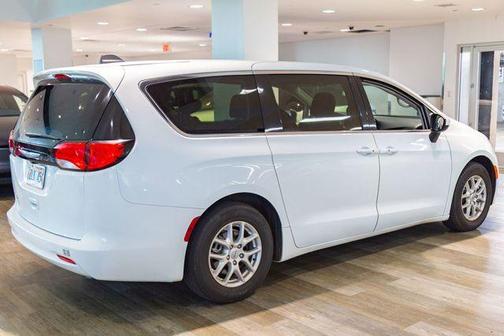 2022 Chrysler Voyager LX