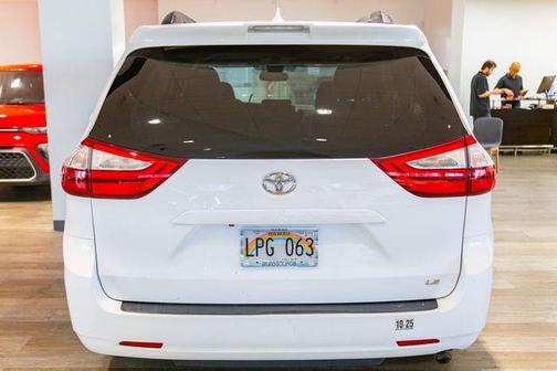 2018 Toyota Sienna LE