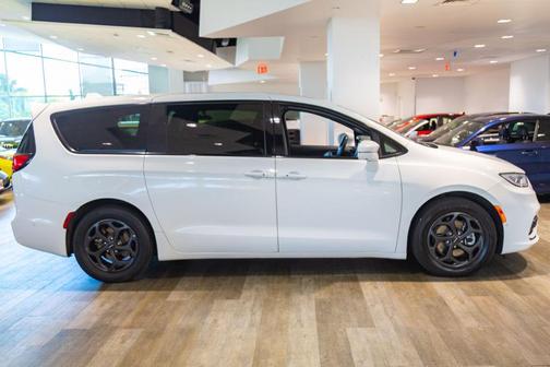 Bright White Clearcoat 2022 Chrysler Pacifica Hybrid Limited