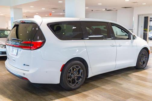 Bright White Clearcoat 2022 Chrysler Pacifica Hybrid Limited