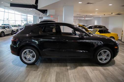 Jet Black Metallic 2017 Porsche Macan Base
