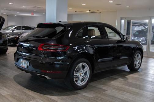 Jet Black Metallic 2017 Porsche Macan Base
