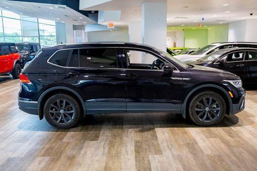 Deep Black Pearl Effect 2024 Volkswagen Tiguan 2.0T SE