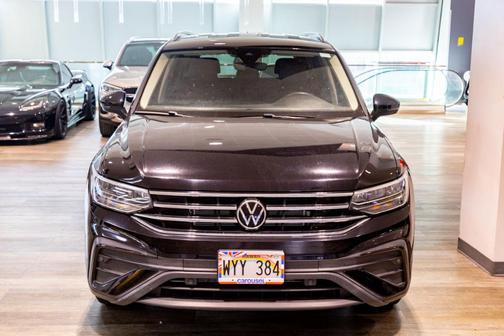 Deep Black Pearl Effect 2024 Volkswagen Tiguan 2.0T SE