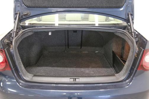 Photo 5 of 17 of 2010 Volkswagen Jetta Limited Edition